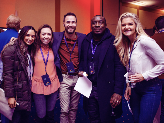 DevSecOpsのライフサイクルであるPlan、Code、Build、Test、Release、Deploy、Operate、Monitorが無限を表す記号の形で配置され、セキュリティシールド(SecureとCompliance)に重なっている。